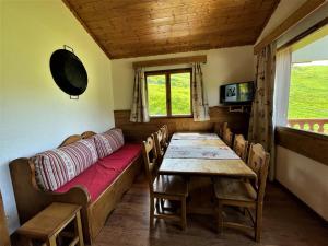 a dining room with a table and chairs and a couch at Appartement Les Menuires, 5 pièces, 8 personnes - FR-1-452-105 in Les Menuires