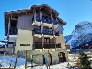 un edificio in montagna con neve sul terreno di Appartement Saint-Martin-de-Belleville-Les Menuires, 2 pièces, 4 personnes - FR-1-452-114 a Saint-Martin-de-Belleville