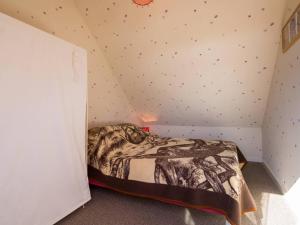 una camera con un letto in una stanza con un muro di Villa Carnac, 2 pièces, 4 personnes - FR-1-477-106 a Carnac