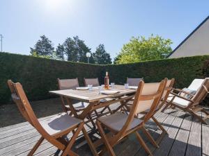 un tavolo e sedie in legno su una terrazza di legno di Villa Carnac, 2 pièces, 4 personnes - FR-1-477-106 a Carnac