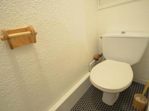 レ・メニュアールにあるAppartement Les Menuires, 2 pièces, 4 personnes - FR-1-452-165のバスルーム(白いトイレ付)が備わります。