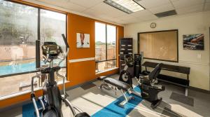 un gimnasio con 2 cintas de correr y una piscina en Comfort Suites Houston West at Clay Road en Houston