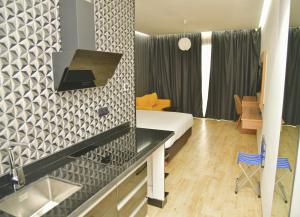 Postel nebo postele na pokoji v ubytování Surf One Hotel