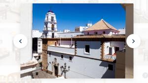 widok na budynek z wieżą zegarową w obiekcie Bonito y luminoso piso en centro histórico de Cádiz w Kadyksie +3 zdjęcia