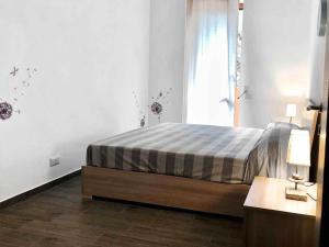 ガリポリにあるNettaのベッドルーム1室(ベッド1台、窓、テーブル付)