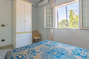 um quarto com uma cama, uma cómoda e uma janela em Villa Alexandra em Belvedere