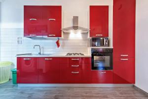 ガリポリにあるNettaの赤いキッチン(赤いキャビネット、シンク付)