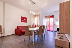 ガリポリにあるNettaのリビングルーム(ダイニングテーブル、赤いソファ付)
