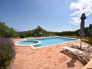 Baseinas apgyvendinimo įstaigoje Authentic yet modern villa and cottage with pool arba netoliese