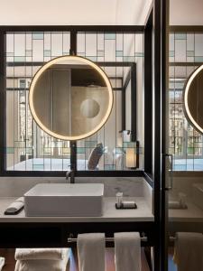 La salle de bains est pourvue d'un lavabo et d'un miroir. dans l'établissement Antiga Casa Buenavista, à Barcelone