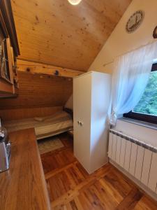 een kamer met stapelbedden in een hut met een raam bij Holiday Home Modruš in Modruš