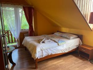 Postel nebo postele na pokoji v ubytování Pokoje pod Dębami