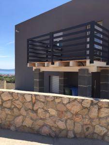 una casa con una pared de piedra junto a un edificio en Nelany, en Zubovići