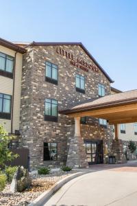 un edificio con un cartel en la parte delantera en Little Missouri Inn & Suites Watford City en Watford City