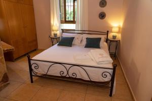 Postel nebo postele na pokoji v ubytování Villa Anthemida Chania + 34 fotografií