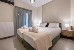 A bed or beds in a room at AMELIA HOUSE