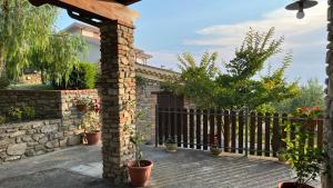 une terrasse avec une clôture et des plantes en pot dans l'établissement Antico Casale da Gemma, à Fuscaldo