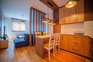eine Küche mit Tisch und Stühlen in einem Zimmer in der Unterkunft Apartmani Joksic Zlatibor in Zlatibor