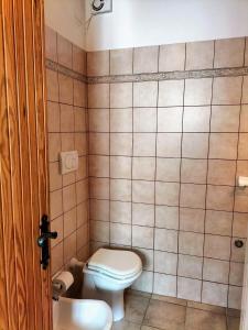 La salle de bains est pourvue de toilettes et d'un lavabo. dans l'établissement Green Riviera Case Vacanza, à Borzonasca