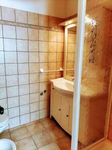 La salle de bains est pourvue d'un lavabo et de toilettes. dans l'établissement Green Riviera Case Vacanza, à Borzonasca