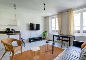 ein Wohnzimmer mit einem Sofa und einem Tisch in der Unterkunft L'HYPERCENTRE de Suresnes in Suresnes