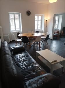 een woonkamer met een bank en een tafel bij O'Couvent - Appartement 125 m2 - 5 chambres - A524 in Salins-les-Bains