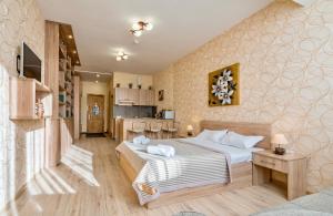 1 dormitorio con 1 cama grande y cocina en Studio Apartment NFT New Gudauri 108 en Gudauri