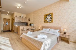 1 dormitorio con 1 cama grande y cocina en Studio Apartment NFT New Gudauri 108, en Gudauri