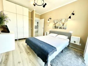 蒂米什瓦拉Forest View Apartment的卧室里有一张大床，上面铺着蓝色毯子