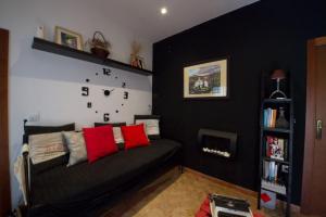uma sala de estar em preto e branco com um sofá em Aires de cazalla em Cazalla de la Sierra