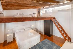 Dormitorio tipo loft con cama y escalera en THE SAILOR HOUSE, Duplex Palma Center, en Palma de Mallorca