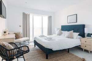 Postelja oz. postelje v sobi nastanitve NEW Luxury Coastal Apartment with vast sea views