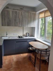 A kitchen or kitchenette at Двокімнатні апартаменти в парковій зоні ,два великих Смарт TV, преміум підписки