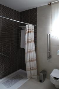 Uma casa de banho em Casas do Aidro
