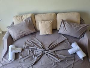 ein Bett mit Handtüchern darüber in der Unterkunft Havana Villas in Leptokaryá