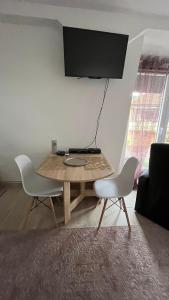 - une table et deux chaises dans le salon dans l'établissement City apartment 3, à Visoko