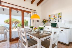 Una cocina y un comedor con mesa y sillas. en Bellamirada - Punta Prima Playa, en Punta Prima 22 fotos más
