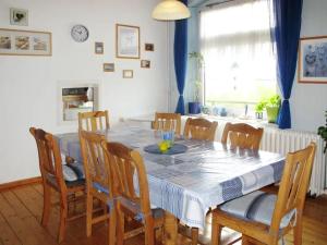 TV a/nebo společenská místnost v ubytování Ferienwohnung Alte Grundschule Berdum 2