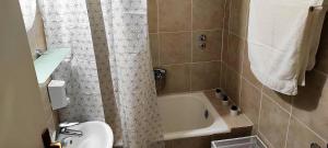 Un baño con bañera, inodoro y lavabo. en Martina, en Supetar 49 fotos más