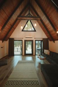 薩潘賈的住宿－Meselik Park Bungalov，带沙发和地毯的客厅