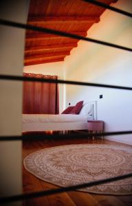 Blick auf ein Schlafzimmer mit einem Bett und einem Teppich in der Unterkunft Our Happy Place - casa vacanze per il viaggiatore Slow in Mandello del Lario