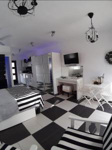 1 dormitorio con 1 cama, escritorio y TV en The Pervoli Studio - Pool - Close to Beach en Lárnaca