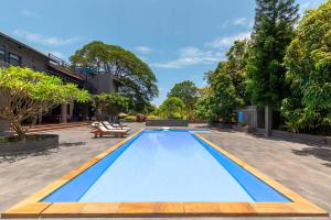 Bassenget på eller i nærheten av StayVista at El Parque with Pvt Pool & Indoor-Outdoor Games