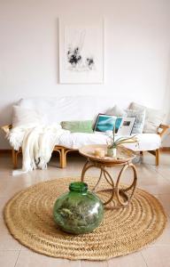 sala de estar con sofá y mesa en Beachfront House, Valencia, Wifi, Paddle Surf Board, Incredible Views, en Sueca