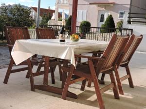 una mesa y sillas con un mantel blanco en Villa Bianca, en Trogir