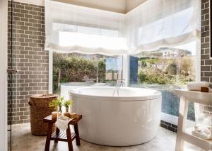 A bathroom at La Guarida Lugás cabañas de lujo