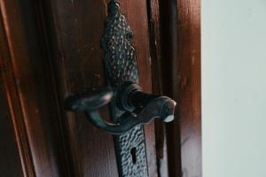 a bronze door handle on a wooden door at Alf Leila Boutique Hotel in Dahab