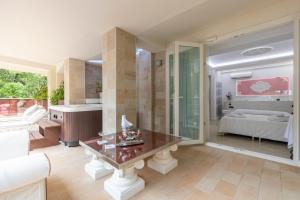 Postel nebo postele na pokoji v ubytování Boutique Hotel Paradiso Bovelacci
