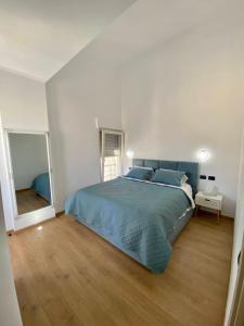 um quarto com uma cama azul e um espelho em Luxury Penthouse with Full Sea View em Durrës