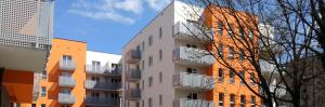 ヴロツワフにあるMozaika IIのオレンジと白を基調とした高層アパートメントです。